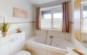 ein Badezimmer mit Badewanne und Toilette in der Unterkunft Beautiful Apartment In Rechlin in Rechlin