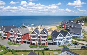 eine Luftblick auf einen Strand mit Häusern und das Meer in der Unterkunft Beautiful Apartment In Rechlin in Rechlin + 24 Fotos