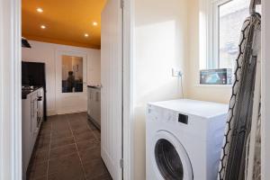 a laundry room with a washer and dryer at The Stanley Spacious Modern Home Near the Beach perfect for a family holiday or Contractor stay in Blythe