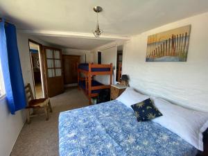 埃斯特角城的住宿－Rumba2，卧室配有蓝色和白色的床和椅子
