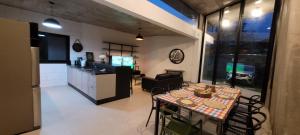 Η κουζίνα ή μικρή κουζίνα στο Casa em Barequeçaba recém construída Alto Padrão