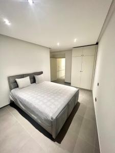 - une chambre avec un grand lit et des placards blancs dans l'établissement Luxury Brand New Apartment, à Bruxelles