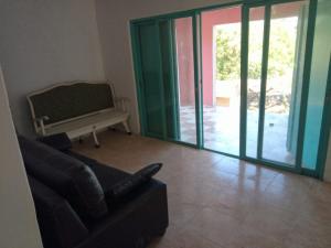 sala de estar con sofá y puertas correderas de cristal en La Higuerita 