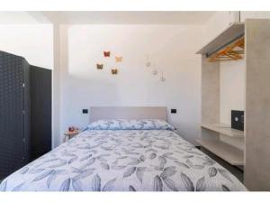 een slaapkamer met een groot bed in een kamer bij B&B L'Albero d'Oro in Sava