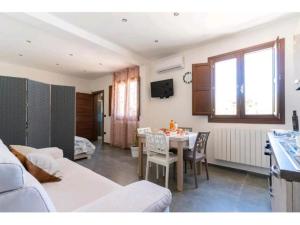 een woonkamer met een keuken en een tafel met stoelen bij B&B L'Albero d'Oro in Sava