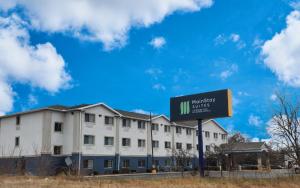 ein Straßenschild vor einem Gebäude in der Unterkunft MainStay Suites Joliet I-55 in Joliet