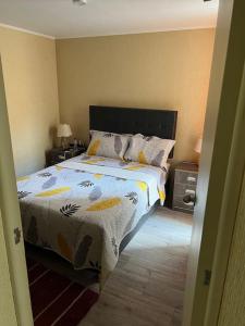 um quarto com uma cama e duas mesas com candeeiros em Lindo Apartamento en Condominio Privado em Lima