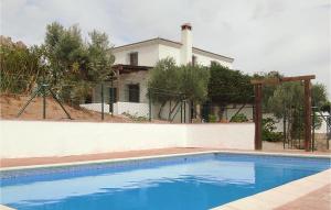 Lovely Home In Caete La Real With Outdoor Swimming Pool في Cañete la Real: مسبح ازرق امام المنزل