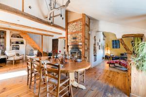 - une salle à manger avec une table et des chaises en bois dans l'établissement Gîte de la Chabespa, belle vue, au calme, à Sigottier