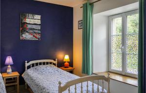 Schlafzimmer mit einem Bett und einem Fenster in der Unterkunft La Mainnerie in Omonville-la-Petite