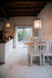 - une cuisine et une salle à manger avec une table et des chaises dans l'établissement Amalia, à San Rafael