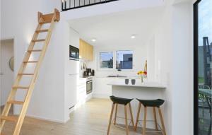 Кухня или мини-кухня в Gorgeous Home In Lembruchdümmer See
