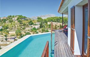 basen na balkonie domu w obiekcie Stunning Home In Galilea w mieście Galilea +19 zdjęć