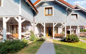 ein Zuhause mit einem blau-weißen Haus in der Unterkunft Pet Friendly Home In Karwia in Karwia