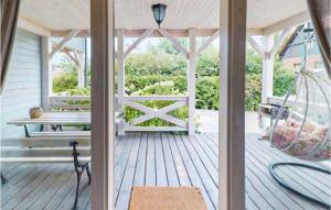eine Veranda mit Schaukel und Hängematte in der Unterkunft Pet Friendly Home In Karwia in Karwia + 6 Fotos