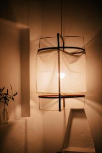 una lámpara colgando de una pared en Amalia en San Rafael