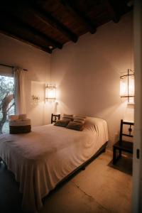 1 dormitorio con 1 cama grande con 2 luces. en Amalia en San Rafael