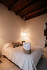 - une chambre avec un lit éclairé dans l'établissement Amalia, à San Rafael
