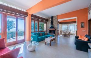 - un salon avec des canapés bleus et une cheminée dans l'établissement Awesome Home In Terracina lt With 6 Bedrooms, Wifi And Outdoor Swimming Pool, à Porto Badino