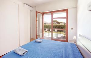 A bed or beds in a room at Awesome Home In Terracina Lt