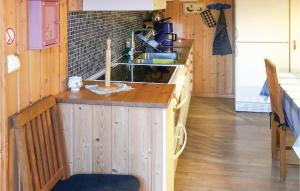 una cocina con encimera y fregadero. en Lovely Home In Rda With House Sea View, en Råda