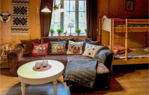 - un salon avec un canapé et des lits superposés dans l'établissement Lovely Home In Rda With House Sea View, à Råda