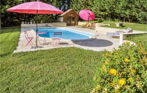 una piscina con 2 sillas y una sombrilla rosa en Awesome Home In Monsegur With Private Swimming Pool, Can Be Inside Or Outside en Saint-Ferme