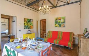 uma sala de estar com uma mesa e um sofá em Nocciolo em Fivizzano
