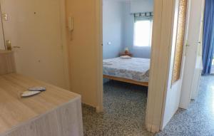 サンタ・ポラにあるNice Apartment In Santa Pola With 2 Bedroomsの小さなベッドルーム(ベッド1台、窓付)