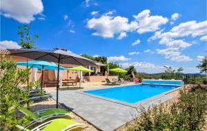 Πισίνα στο ή κοντά στο Stunning Home In La Chap Sous Aubenas