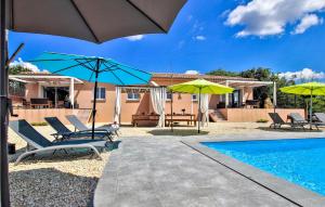 Πισίνα στο ή κοντά στο Stunning Home In La Chap Sous Aubenas +26 φωτογραφίες