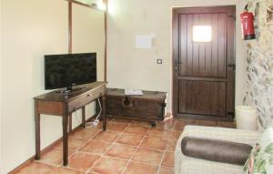 Televízia a/alebo spoločenská miestnosť v ubytovaní Cozy Home In Aldeanue, De La Sierra With Kitchen