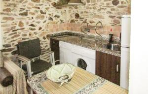 ครัวหรือมุมครัวของ Cozy Home In Aldeanue, De La Sierra With Kitchen