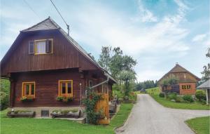 una piccola casa in legno su una strada sterrata di Gorgeous Home In Deutschlandsberg With Wifi a Schwag