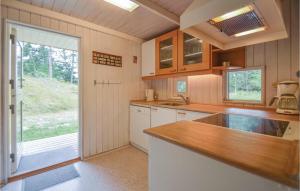 una cucina con mobili in legno e un piano di lavoro di Holiday Home Vestervej Rømø Ix a Toftum Altre 11 foto