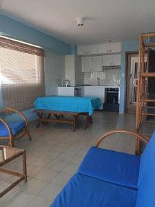 a living room with a blue table and chairs at *Tulli Apartmentos Margarita Island* in Porlamar