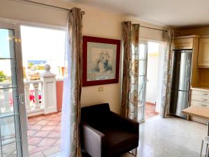 Posedenie v ubytovaní Elegant Palm Mar Apartment
