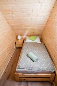 1 cama en un marco de madera en una habitación en Chic holiday homes for up to 6 people in Ustka, en Ustka