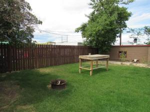 Garður fyrir utan Comfy log cabin in walking distance of downtown