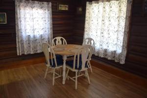 Mynd úr myndasafni af Comfy log cabin in walking distance of downtown í Cody