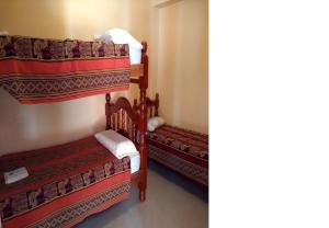 Dos literas en una habitación con en HOSTAL DOÑA BERTA, en Humahuaca