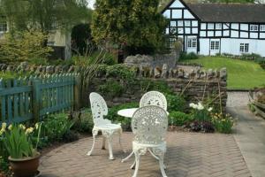 2 chaises et une table dans un jardin dans l'établissement Peel Cottage, Dilwyn, à Dilwyn 2 autres photos