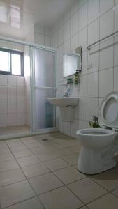 後龍鎮的住宿－酵法自然環保民宿，带淋浴、卫生间和盥洗盆的浴室