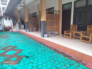 uma piscina no meio de um edifício em Bintang Khanida Syari'ah em Tjakranegara