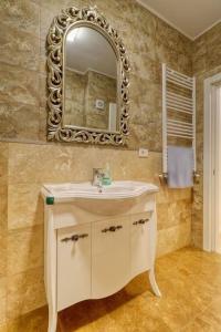 een badkamer met een wastafel en een spiegel bij Luxurious 2 Bedroom Apartment in Herastrau in Boekarest
