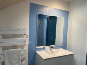 Kúpeľňa v ubytovaní Gîte familial avec terrasse à la ferme, proche Montluçon, idéal pour 4 pers, draps et serviettes inclus - FR-1-489-431