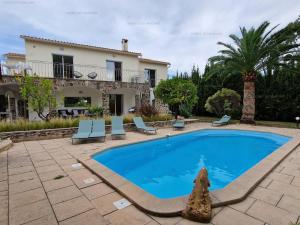 - une piscine en face d'une maison dans l'établissement Villa Cavalaire-sur-Mer, 4 pièces, 8 personnes - FR-1-100-293, à Cavalaire-sur-Mer