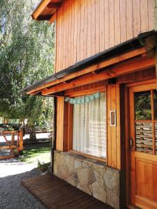 un edificio con ventana y puerta en Allegra, casa de descanso en San Martín de los Andes