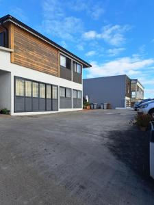 un parking vide devant un bâtiment dans l'établissement Appart a la res ANDY accueillant 1 A 5 PERS arrivé autonome , 2 PLACES de parking dans la cour devant la maison, à Saint-Denis