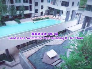 una imagen de una piscina en un edificio en 芭提雅双人精品公寓无边游泳池THEBASE中央基地, en Pattaya central